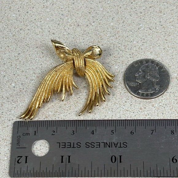 Goldtone bow brooch by Monet - Picture 3 of 5